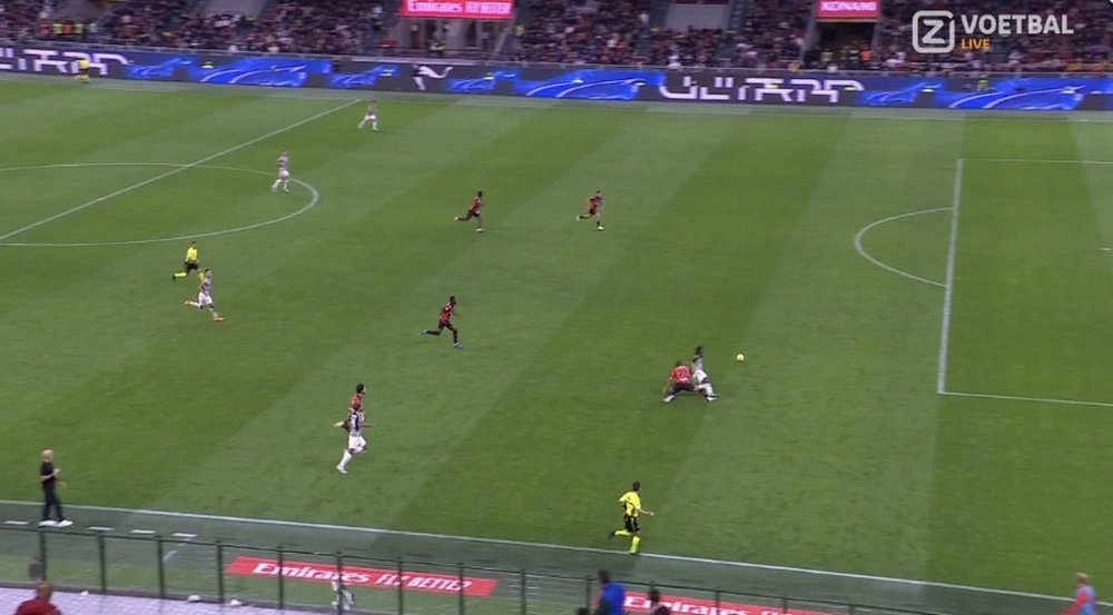 Malick Thiaw atterra Moise Kean e si becca il rosso diretto in Milan-Juventus. VoetbalLive