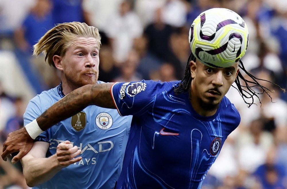 Malo Gusto (d) et Kevin De Bruyne (g). EFE