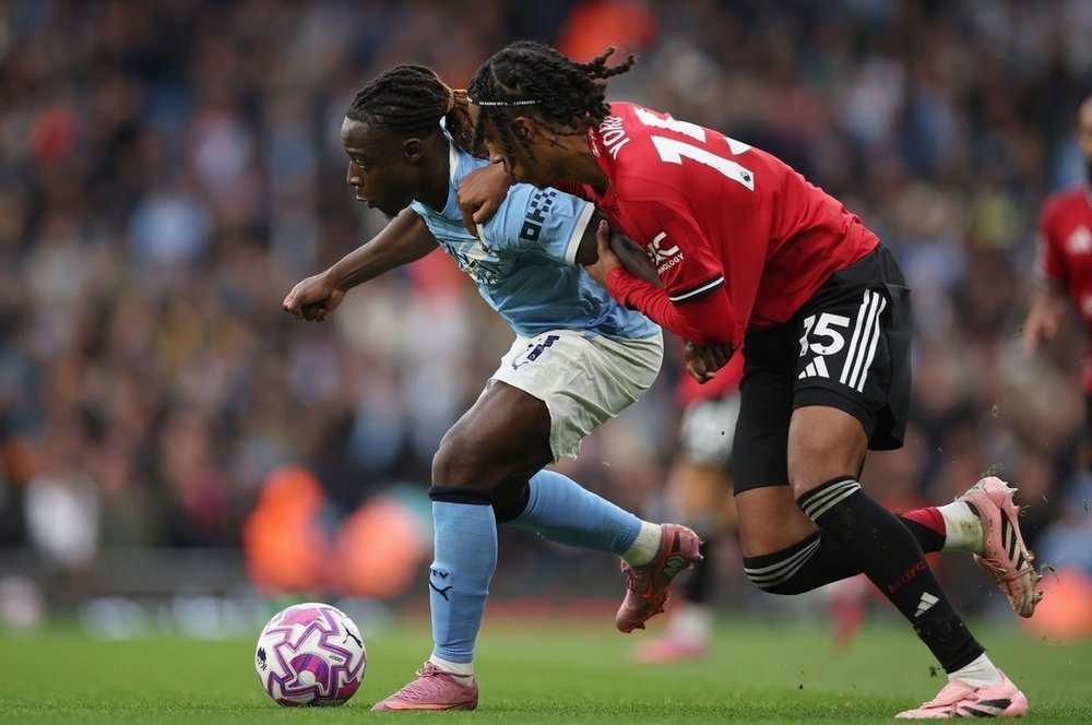Jeremy Doku provided two assists in Sunday's Manchester derby. EFE