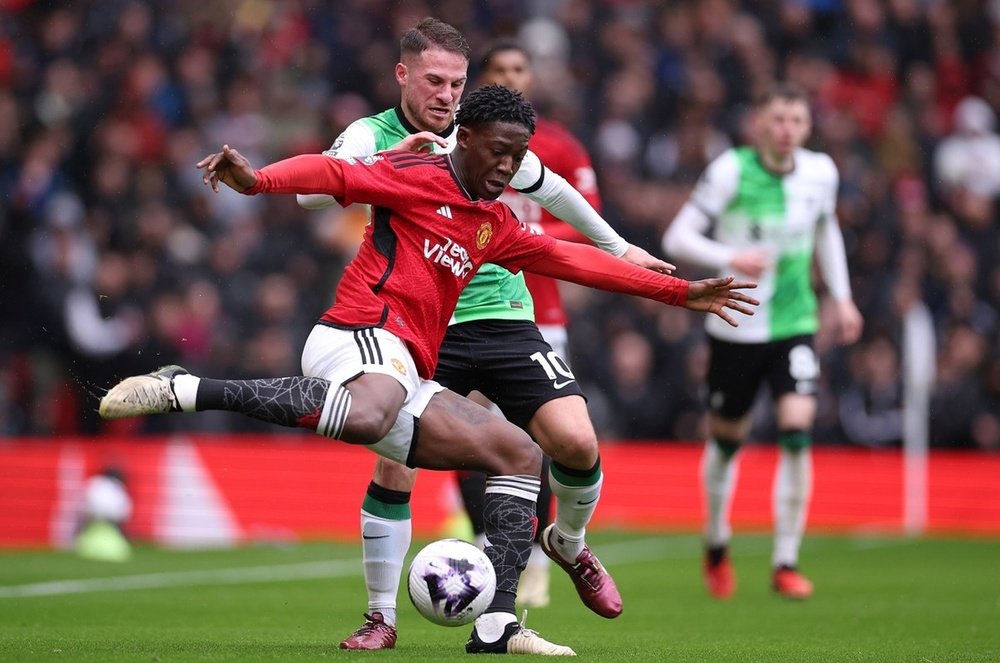 Mainoo (L) has been sidelined since February. EFE