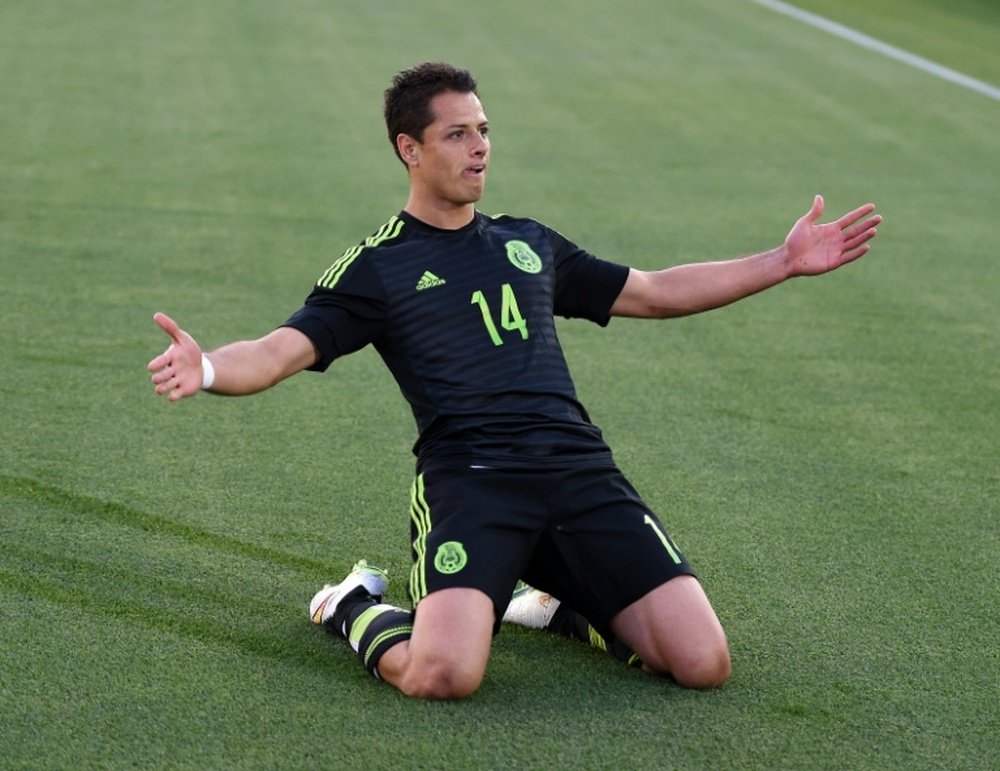 Manchester United striker Javier Chicharito Hernandez has suffered a broken collarbone playing for Mexico and is expected to miss the upcoming Gold Cup