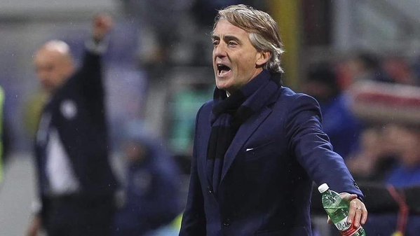 Mancini da ordenes en un partido del Inter. Inter
