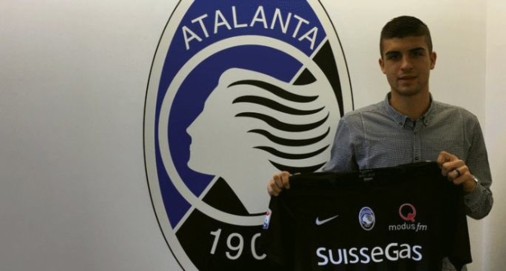 Mancini posa con la camiseta del Atalanta. AtalantaBC