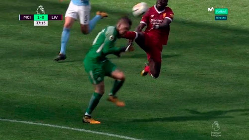 Concern for Man City's Ederson after Mane challenge. Movistar+