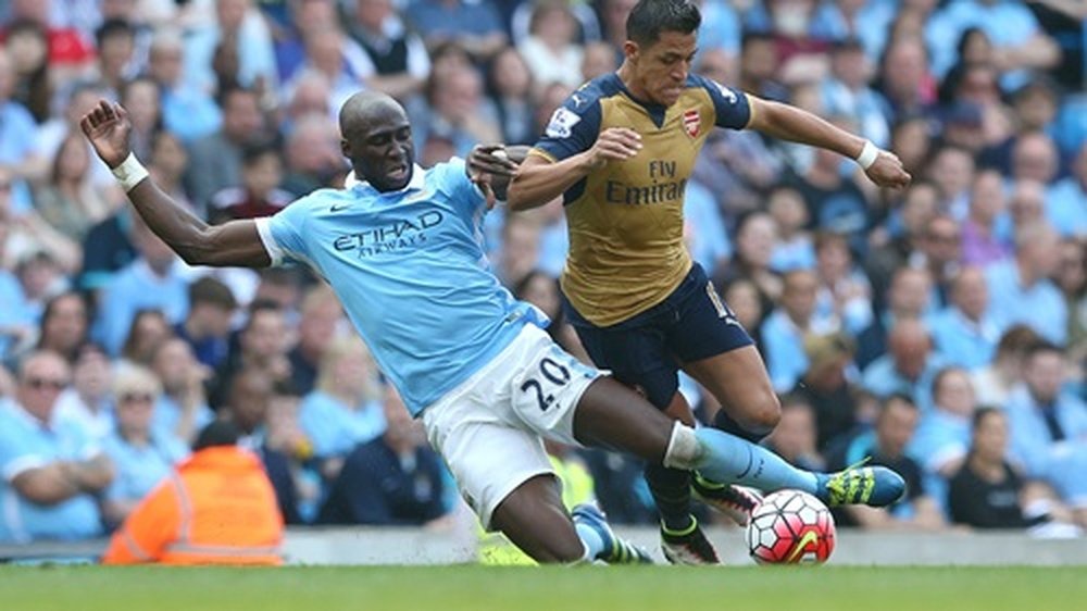 Mangala trata de impedir el avance de Alexis Sánchez, en el empate a dos goles entre el Manchester City y el Arsenal. MCFC