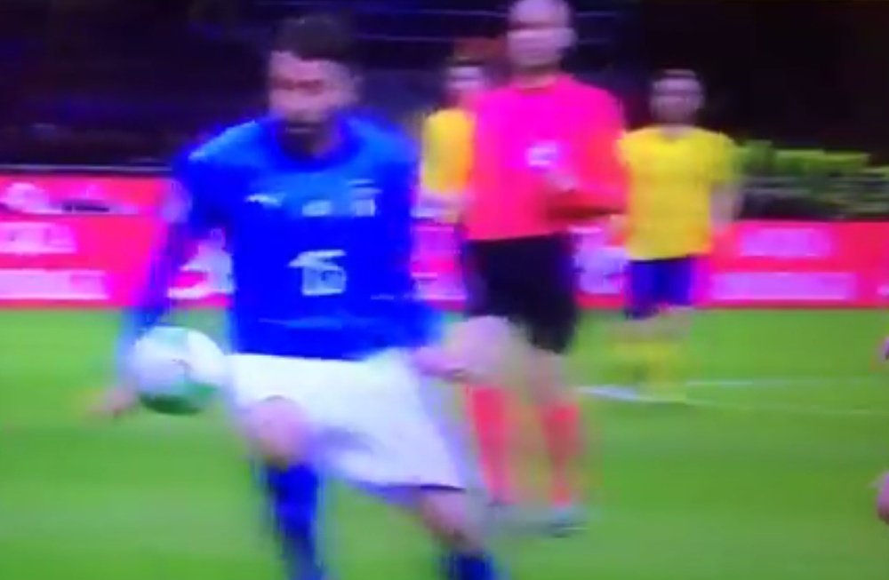 The ball clearly struck the hand of Barzagli in the area. Captura/Movistar+