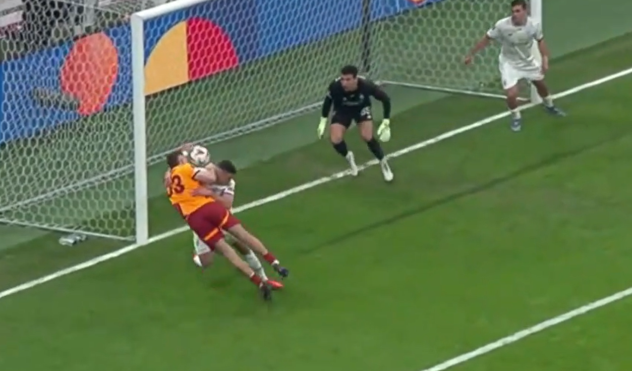 El VAR salvó a Yilmaz: se pasó de la roja a un penalti a favor