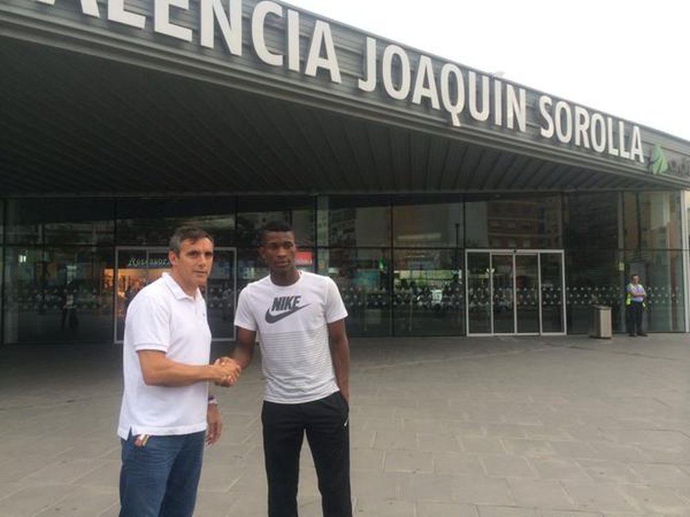 Manolo Salvador (i) recibe a Jefferson Lerma en la estación de trenes de Valencia. Twitter