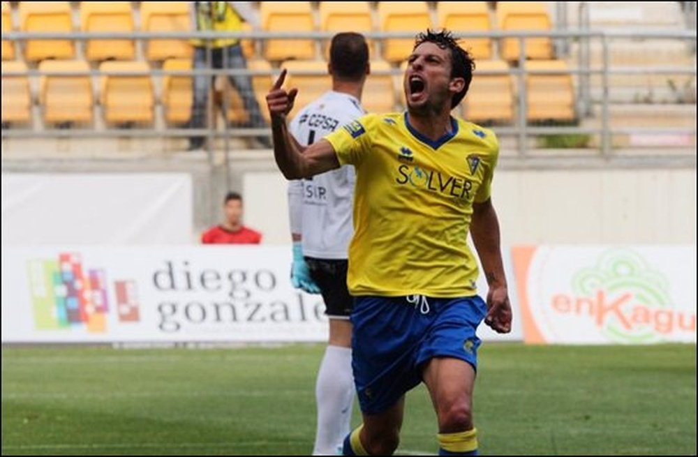 Mantecón, futbolista del Cádiz, celebra un gol con su equipo. Twitter