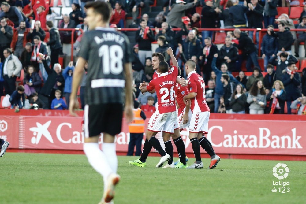Manu Barreiro celebra con sus compañeros el 2-2 ante el Almería. LaLiga