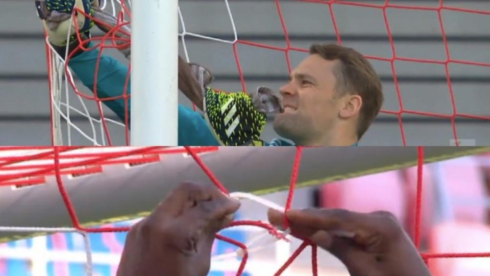 Neuer arregló la portería con una toalla. Capturas/MovistarLigadeCampeones
