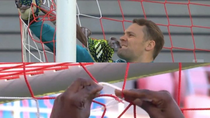 Neuer répare les filets de son but... avec sa serviette