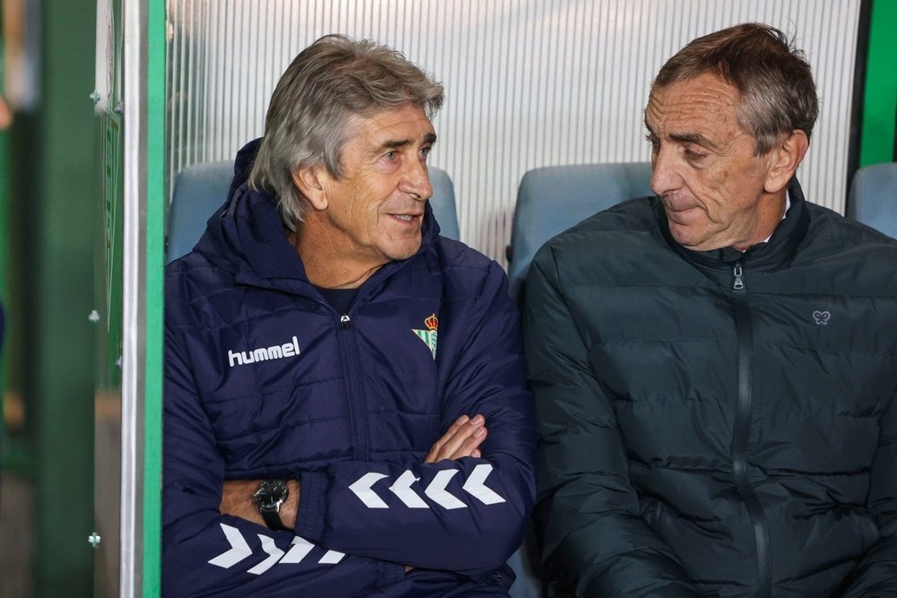 Manuel Pellegrini conversa con su segundo entrenador Rubén Cousillas antes del Villanovense - Real Betis de la Copa del Rey 2022-23. EFE/Jero Morales