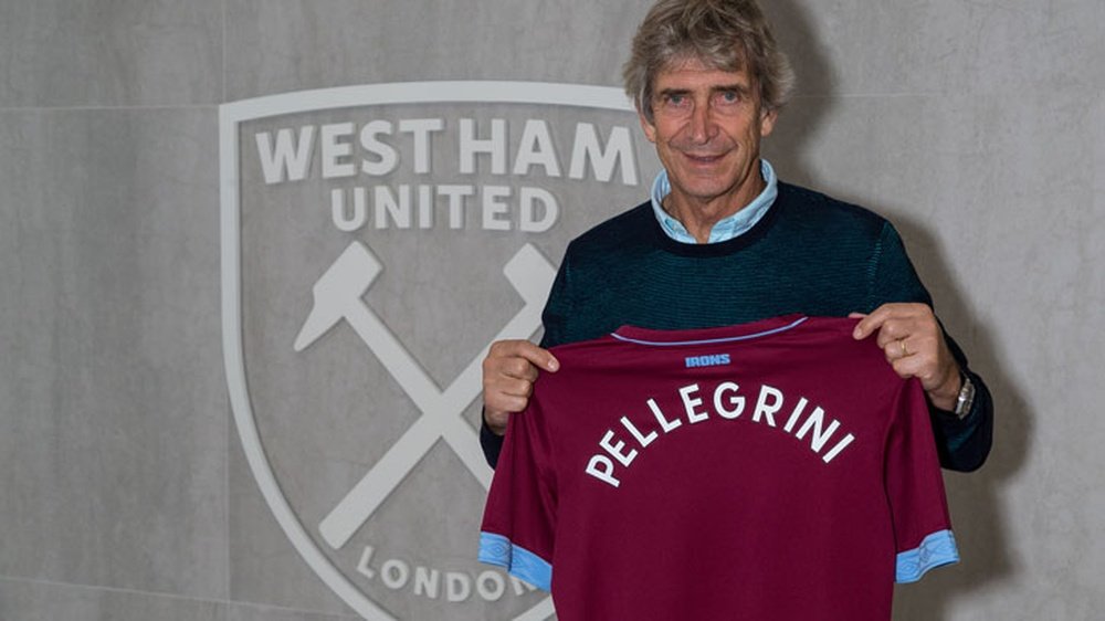 Manuel Pellegrini posa como nuevo entrenador del West Ham. WHUFC