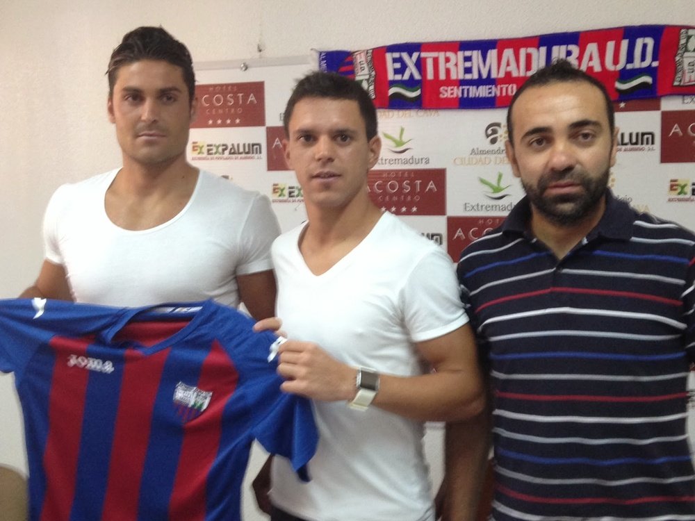 Manuel Pozo, a la izquierda, deja el Extremadura para jugar en el Badajoz. RadioComarcadeBarros