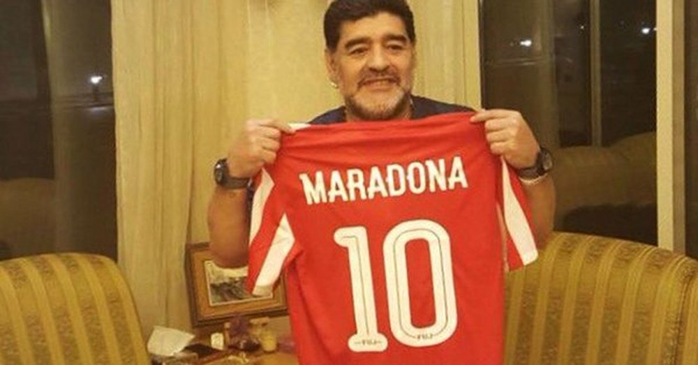 Maradona, con la camiseta de su nuevo equipo. Twitter