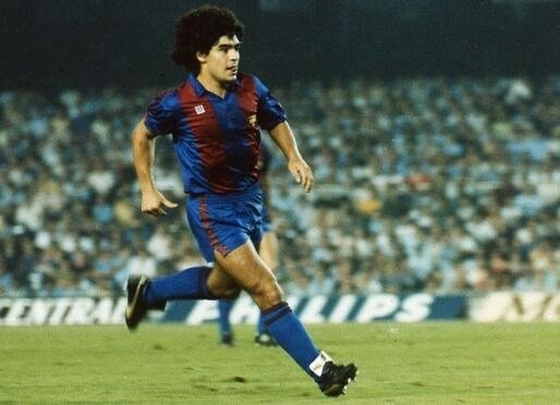 Maradona noqueó con una patada a Miguel Sola. Twitter