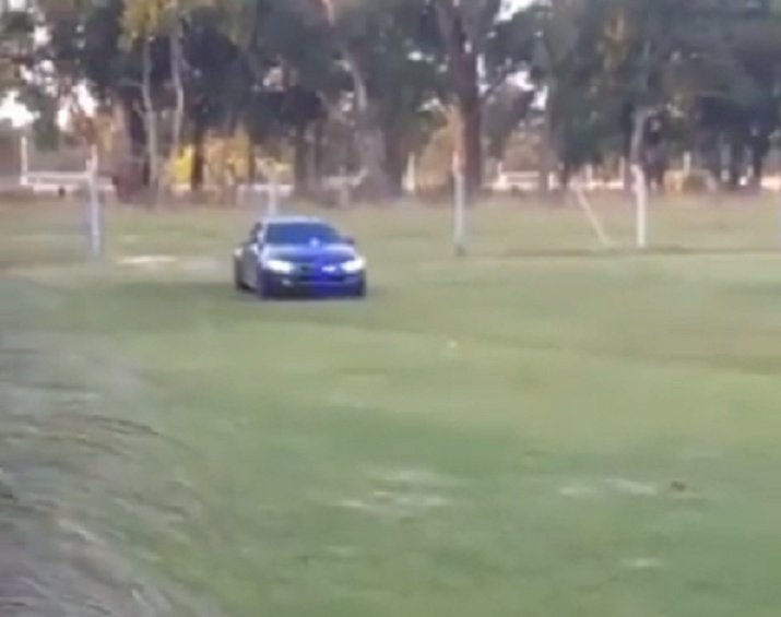Maradona llegó con un coche tuneado al entrenamiento. Twitter/IosuMardones10