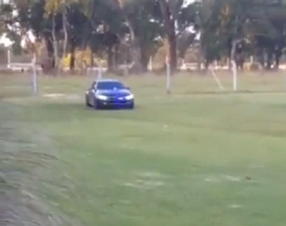 Maradona llegó con un coche tuneado al entrenamiento. Twitter/IosuMardones10