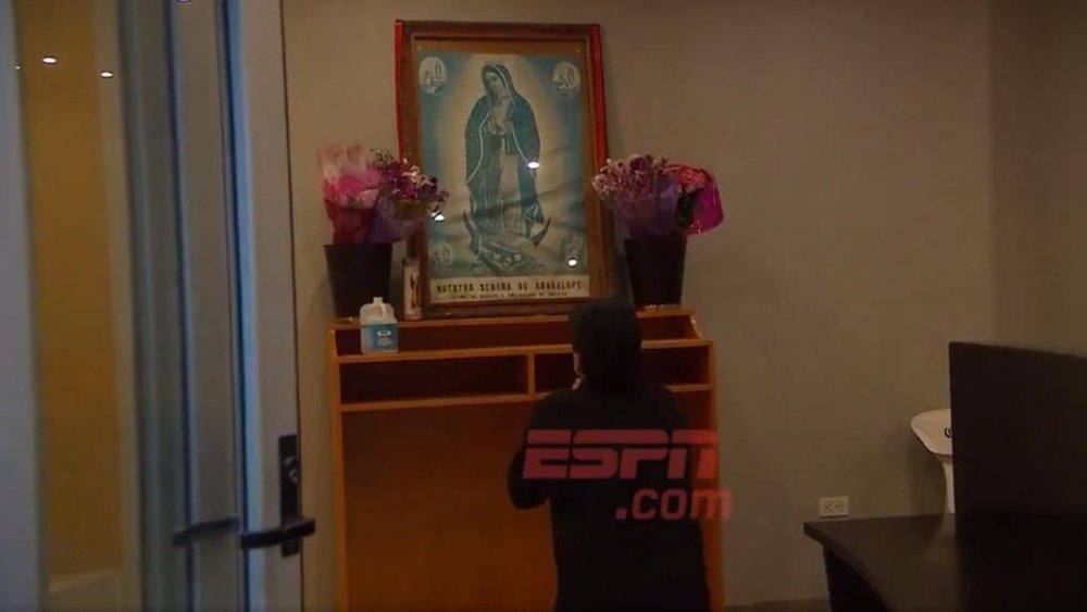 Maradona le rezo a la Virgen tras el triunfo. Captura/ESPN