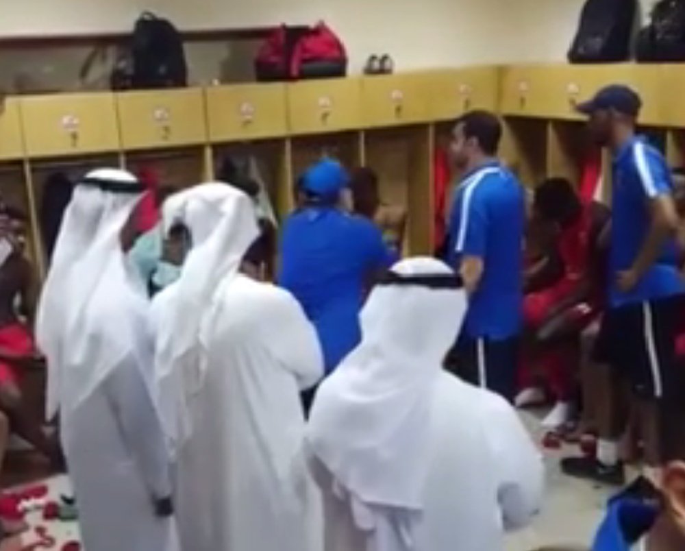 Maradona arengó a sus jugadores del Al-Fujairah de esta manera. Twitter/FootbieEspaña