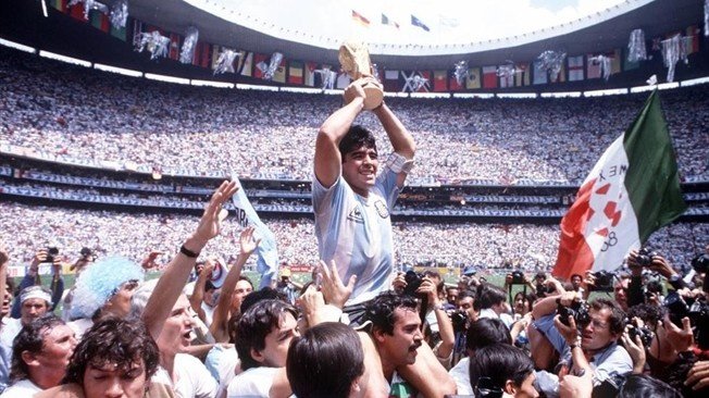 Maradona levanta la Copa del Mundo en México 86. FIFA