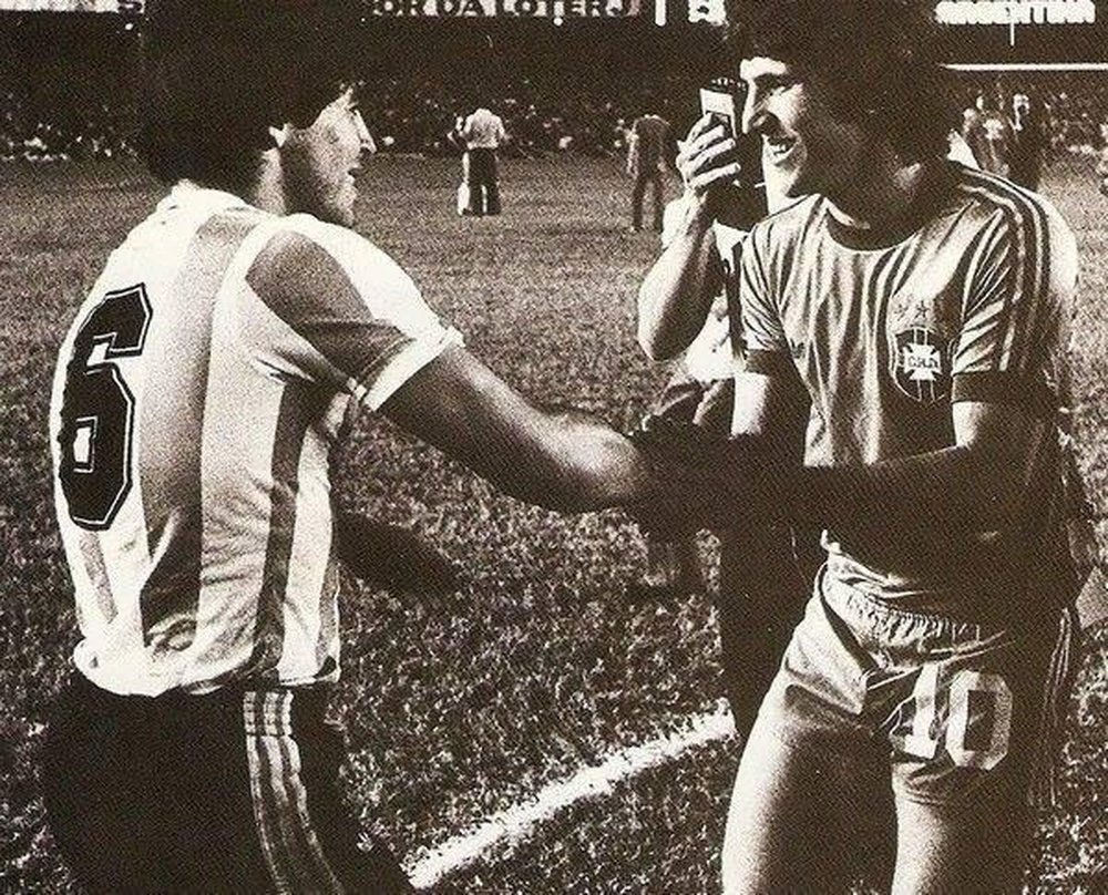 Maradona saluda a Zico con el dorsal 6 a la espalda.