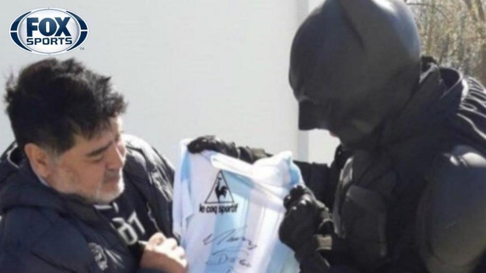 Maradona y Batman juntos en La Plata. Captura/FOXSports