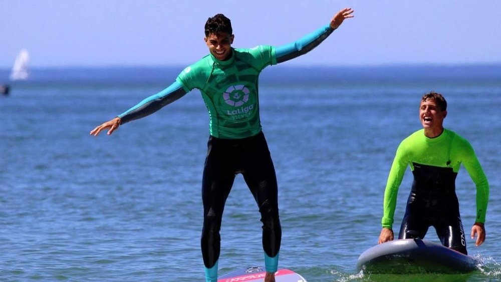 Les joueurs du Betis quittent les crampons pour la planche de surf au Portugal. Twitter/RealBetis