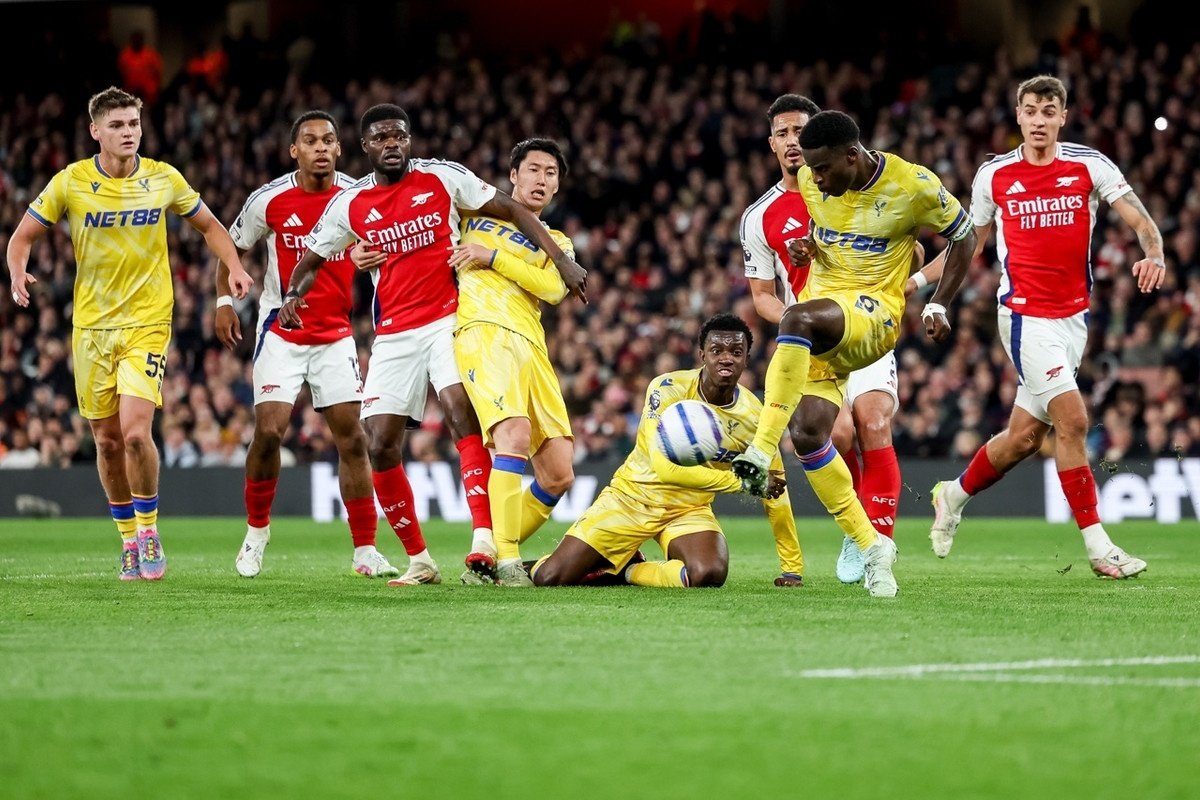 El Arsenal se corta con un cristal, pero retrasa el alirón del Liverpool