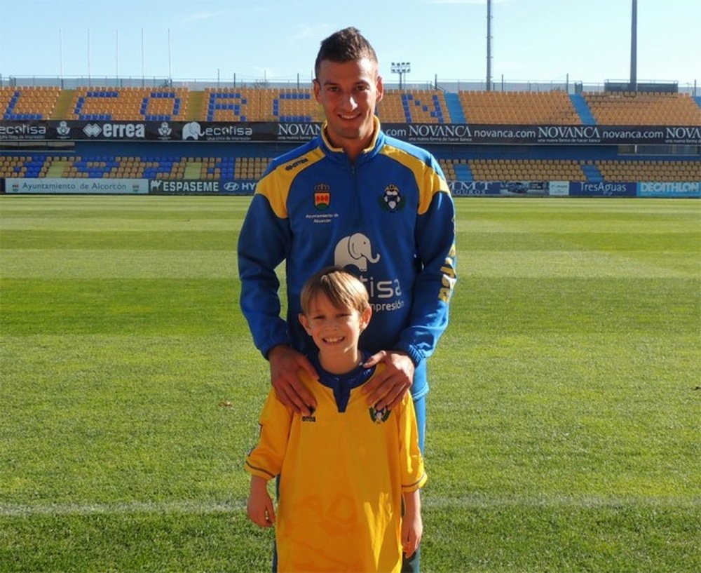 Marc Nierga junto a un joven aficionado del Alcorcón en el estadio Santo Domingo. ADAlcorcon