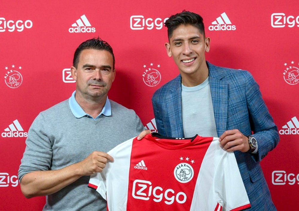 Edson cumple un sueño en el Ajax. Twitter/AFCAjax