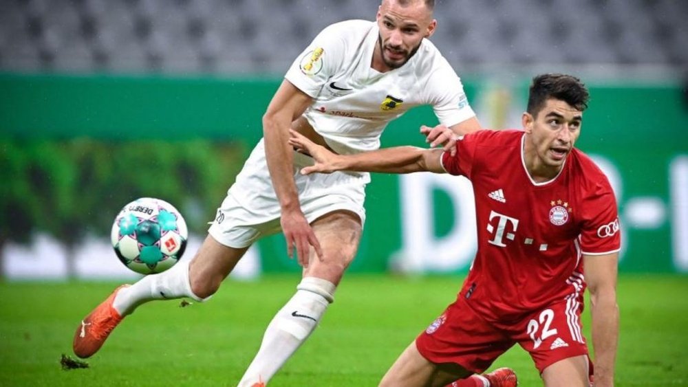 Marc Roca no quiere abandonar el Bayern de Múnich. AFP