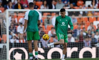 Real Betis player on loan from Leeds United Marc Roca is happy in the Andalusian capital and that is why his desire is to continue in the Sevillian team next season, according to 'ElDesmarque'. Even a possible promotion of the English side to the Premier League would not change the Spanish midfielder's plans.