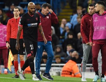 Marcao se marcha lesionado en el Manchester City-Sevilla de Champions League 2022-23. EFE/Peter Powell