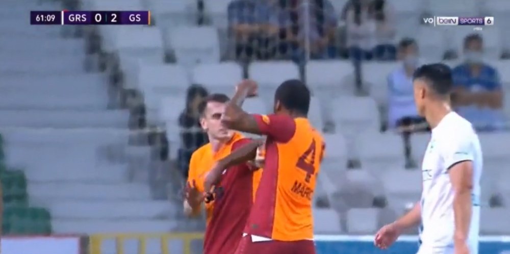Marcao Teixeira saw a straight red for attacking his own teammate! Captura/beINSports