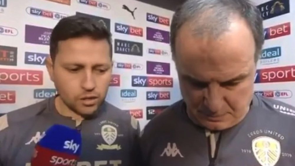 Bielsa has some stern words with his translator. Captura/SkySports