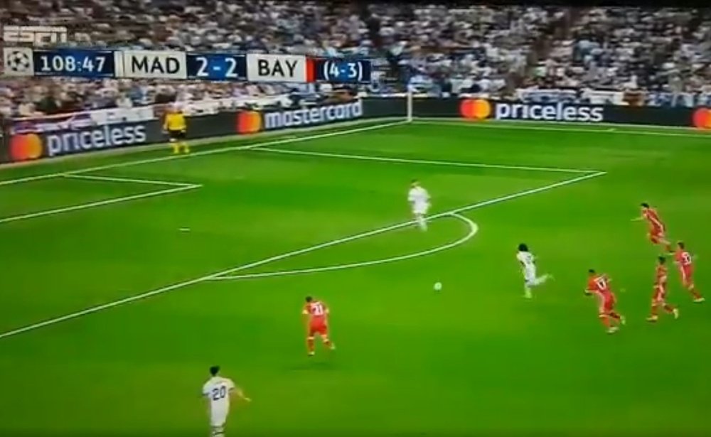 Marcelo driblou a defesa do Bayern e pôs a bola aos pés de Cristiano. Twitter
