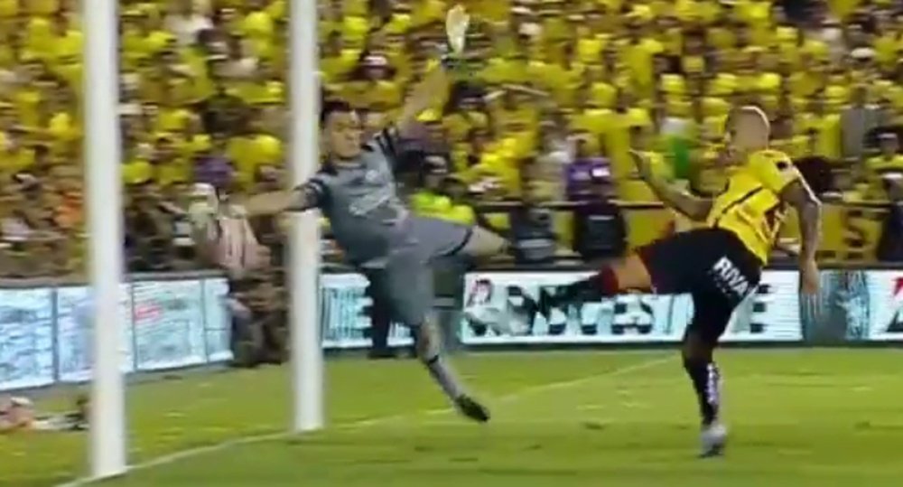 Grohe made one of the saves of the season for Gremio against Barcelona. Captura
