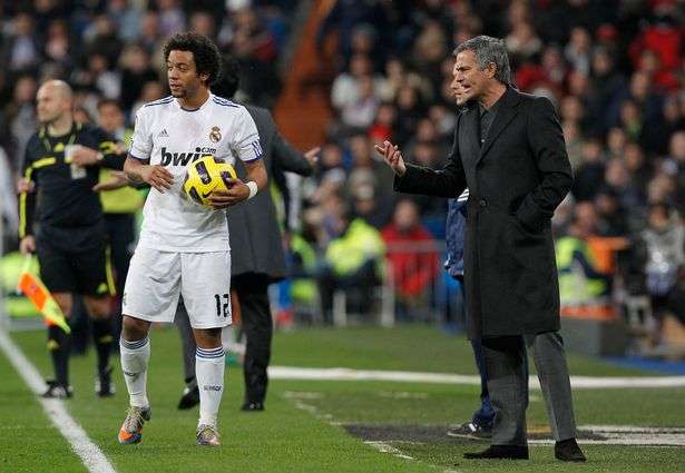 Mourinho habla con Marcelo en un partido del Real Madrid en el Santiago Bernabéu. 