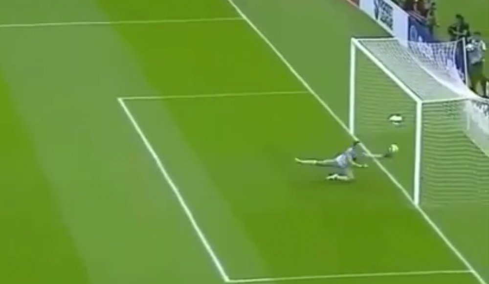 Marchesin made a stunning save against Tauro. Screenshot