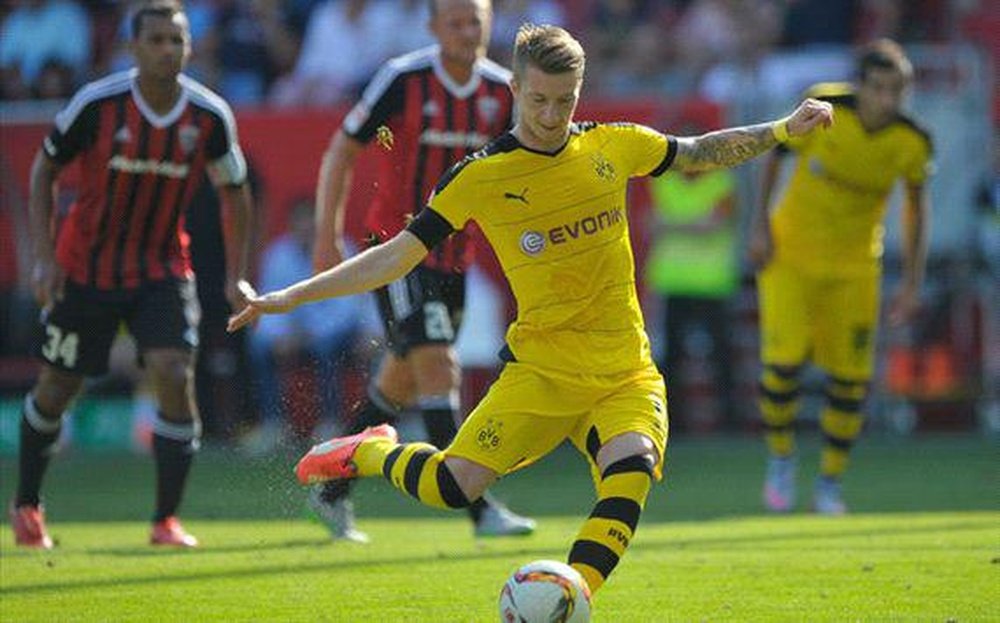 Marco Reus lanza un penalti en el Ingolstadt-Borussia Dortmund. Twitter