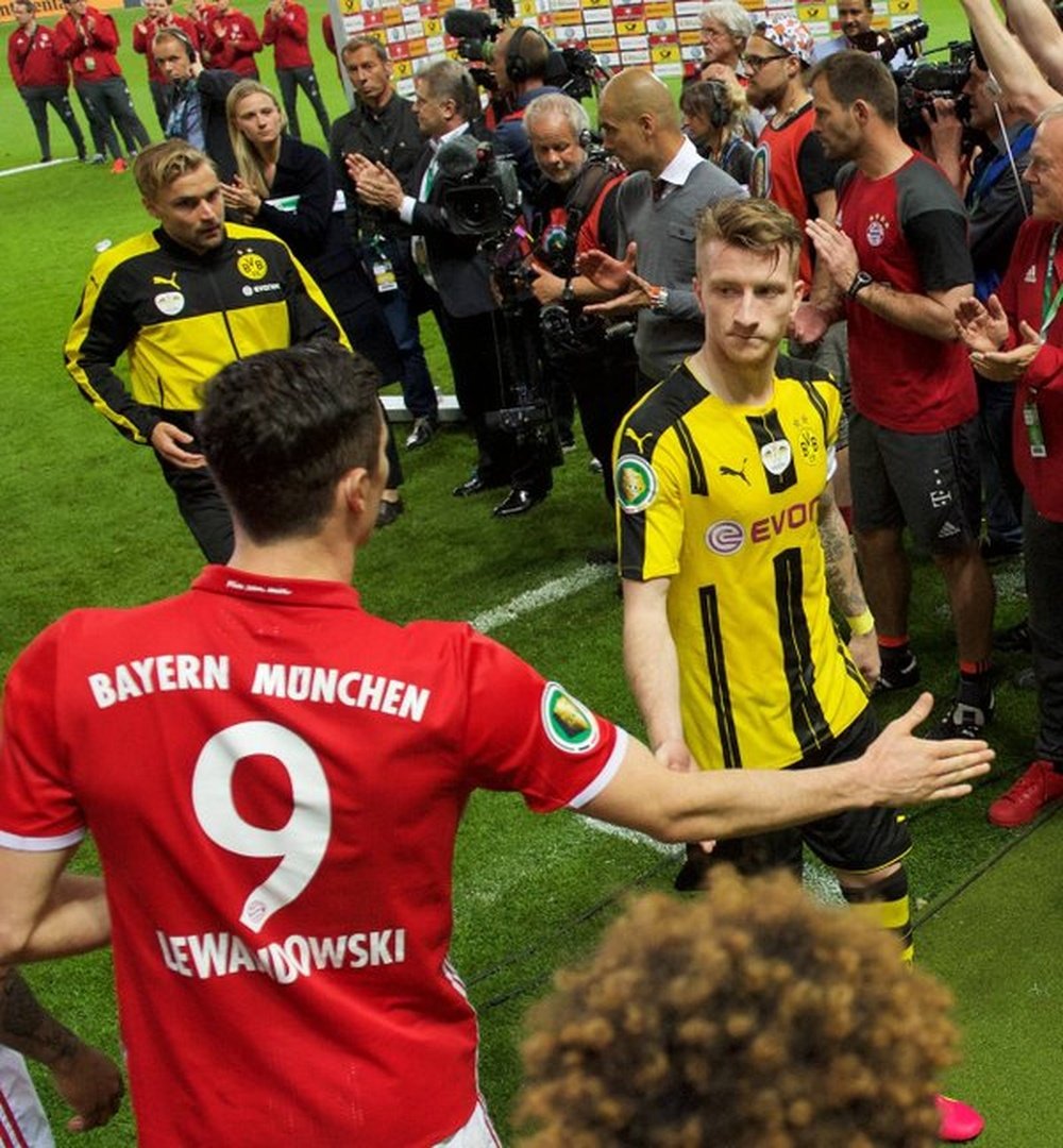 Marco Reus mira con un profundo desprecio a Robert Lewandowski tras la final de la Copa de Alemania. AFP/EFE