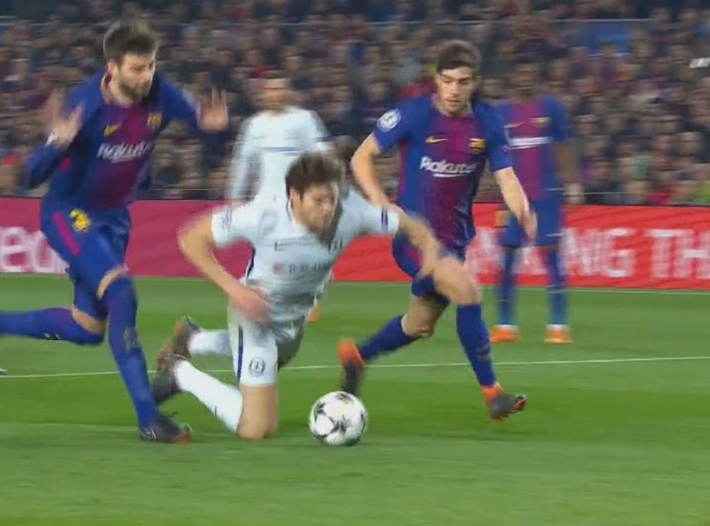 Chelsea were not awarded a penalty when Alonso went down. Captura