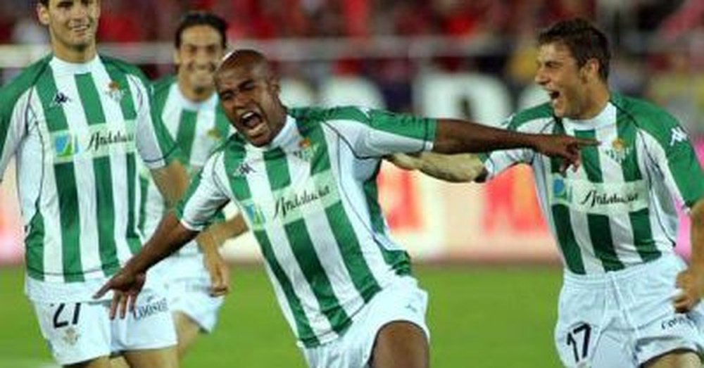 Marcos Assunçao celebra un gol marcado cuando militaba en el Betis. Twitter