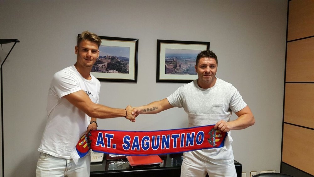 Marcos Lavín Rodríguez, en su presentación como nuevo jugador del Atlético Saguntino. AtléticoSaguntino