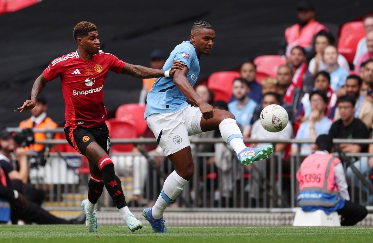 El United desmerece lo que merece y mece al City en su trono