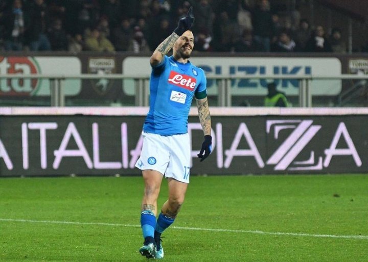 Napoli sobe à liderança da Serie A com triunfo em Turim