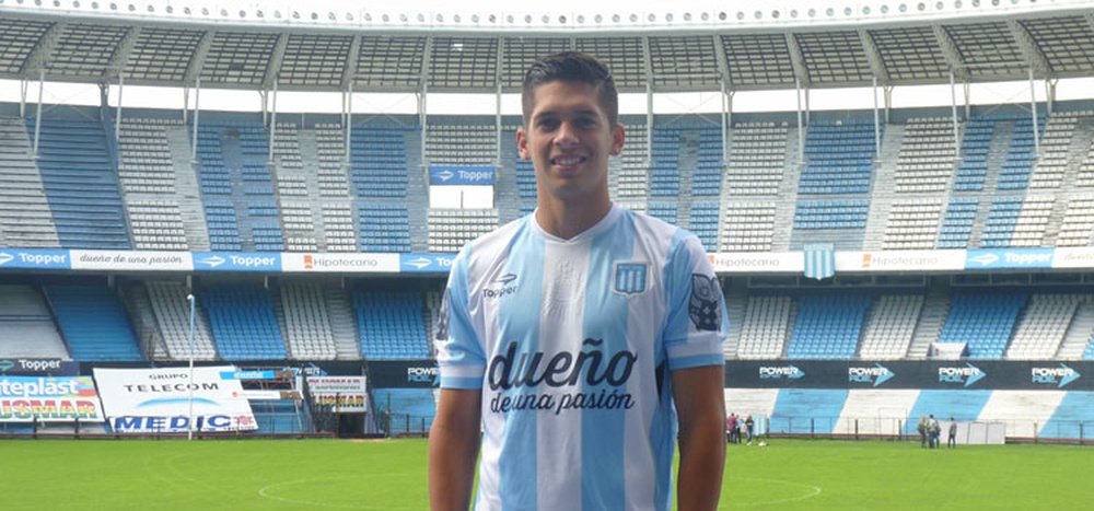 Mariano Bareiro, posando con la camiseta de Racing en el estadio Presidente Perón. RacingClub