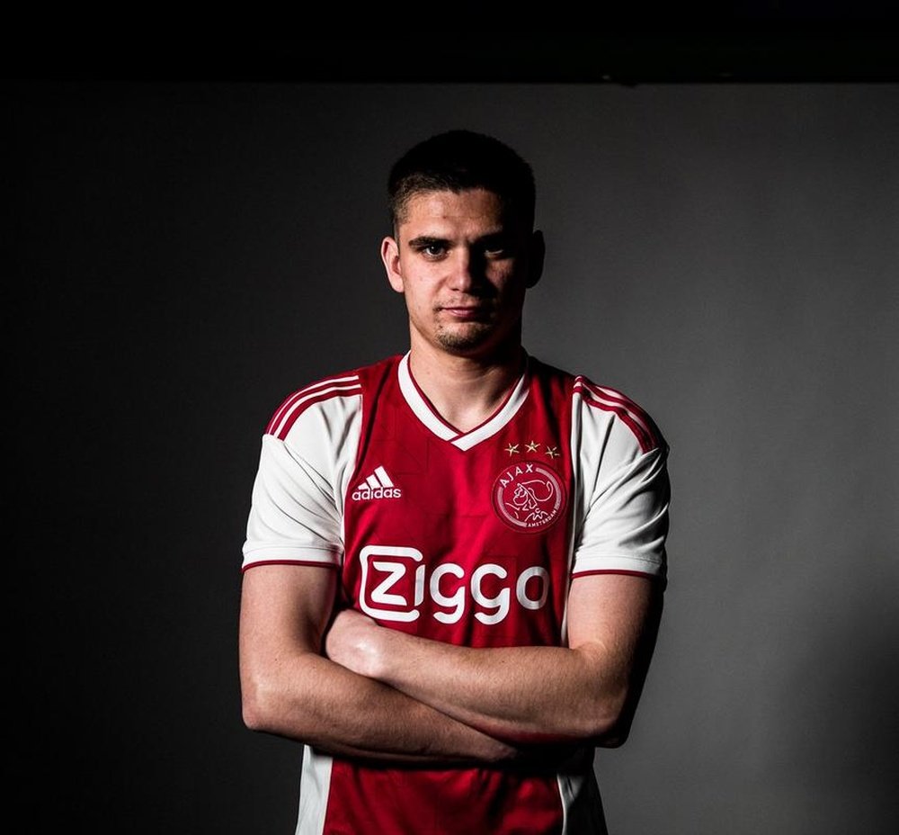 Marin Razvan assina pelo Ajax. Twitter @AFCAjax